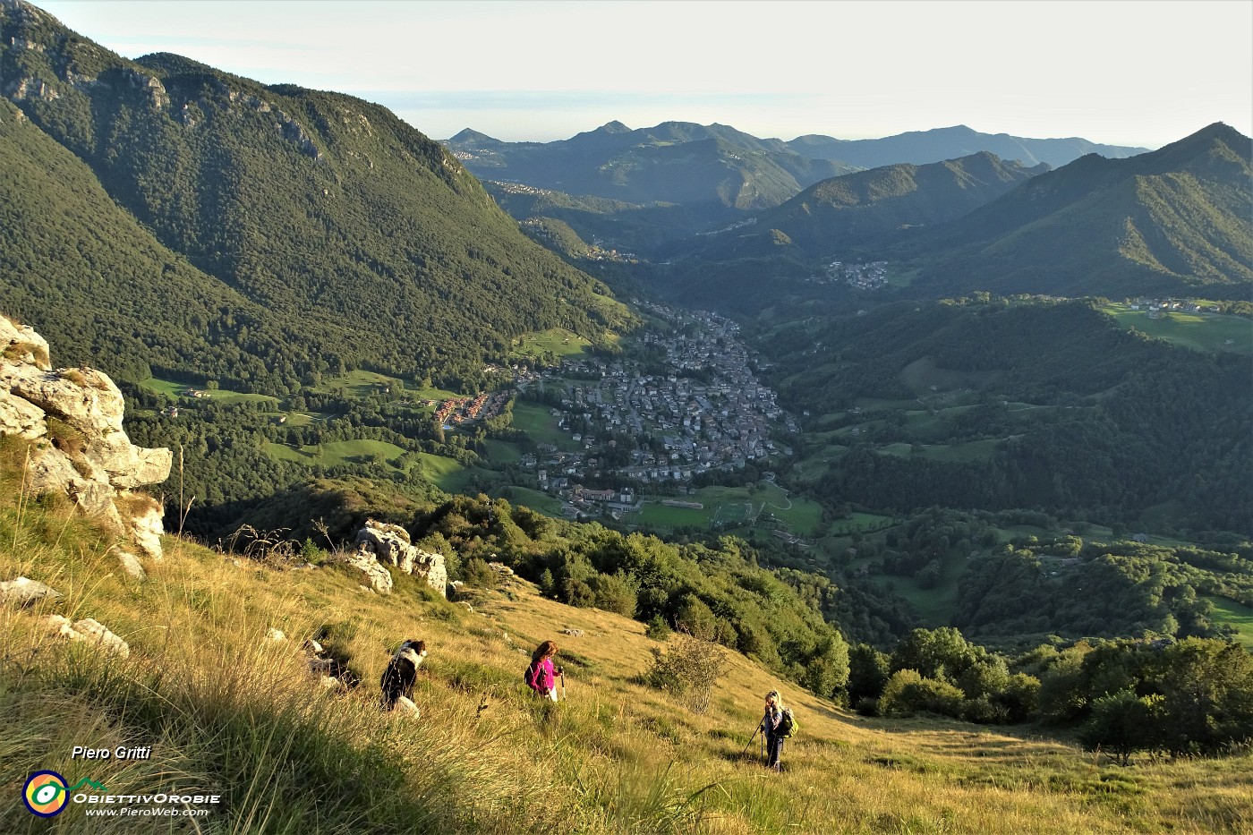 56 Scendiamo con vista sulla Val Serina e il Monte Gioco.JPG